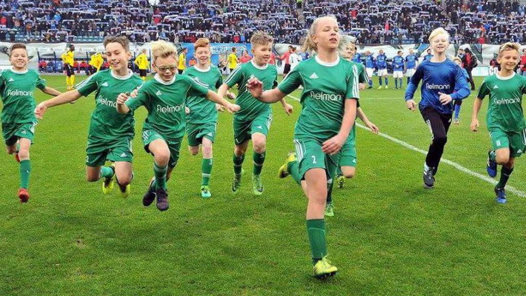 d1-junioren als auflaufkinder bei Hansa gegen Fortuna Köln